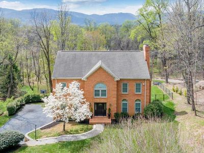 1562 Strawberry Mountain Dr
