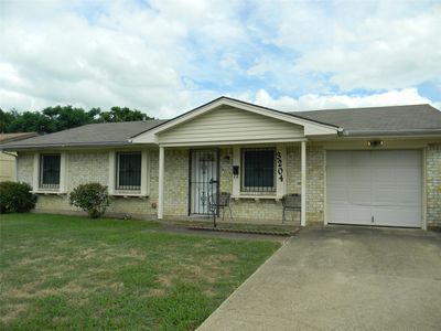 Property at 3204 Pacesetter Dr, Dallas, TX