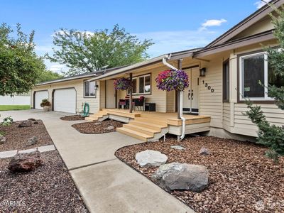 1300 Meadowlark Lane
