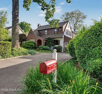 24 Oval Ave