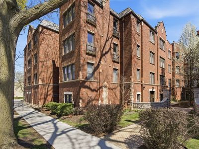 6761 N Artesian Ave APT 2H