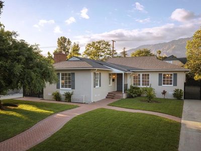 2215 Las Lunas St