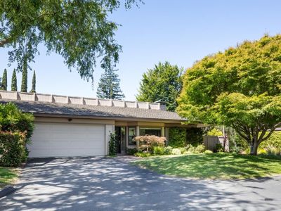 6 Bay Tree Ln