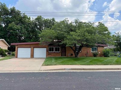 2506 N Woodbine Ter