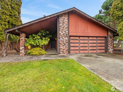 210 E Hawthorne Place