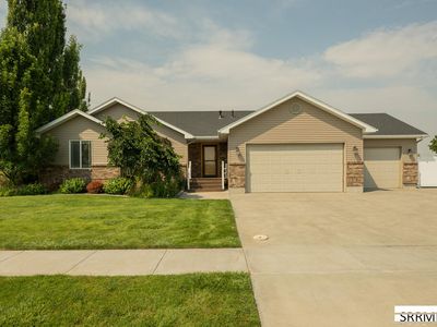 3801 E Magenta Dr