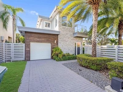 743 NE 17th Way