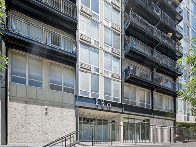 450 W Briar Pl APT 9C