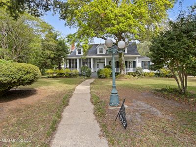 813 Harbor Ln