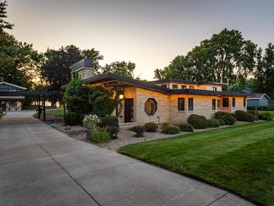 3525 Lakeshore DRIVE