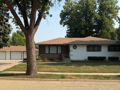 1896 Eisenhower Cir