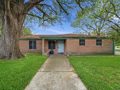 3002 Carolyn St