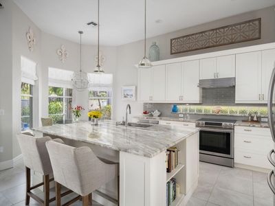 999 Island Club Square