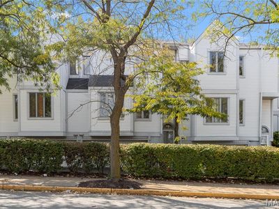 Property at 26 Columbus Square Dr, Saint Louis, MO
