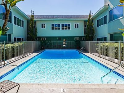 1525 N Hayworth Ave APT 204