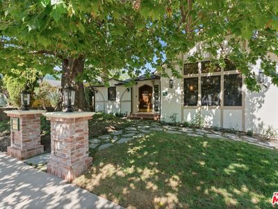 224 N Bowling Green Way