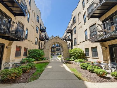 4442 N Damen Ave #3E