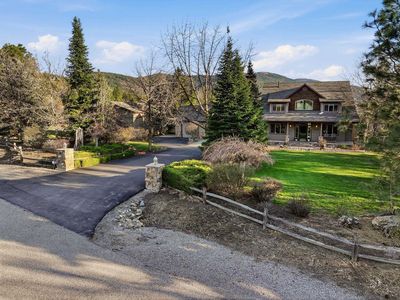 23422 E Broken Lance Ln