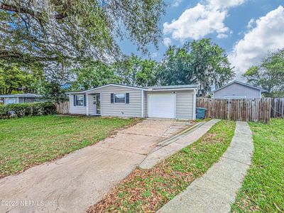 837 LEONIE Circle