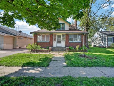 2803 E Grand Ave