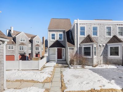 30 Commodore Ct