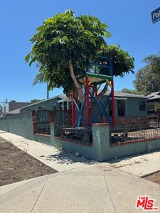 3497 Redwood Ave
