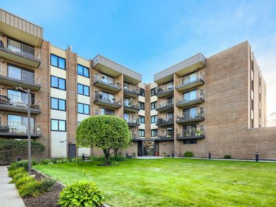 7707 W Irving Park Rd APT 202