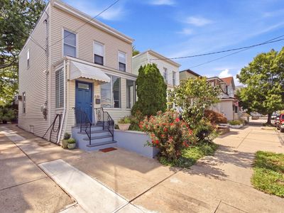 22 W 7th St