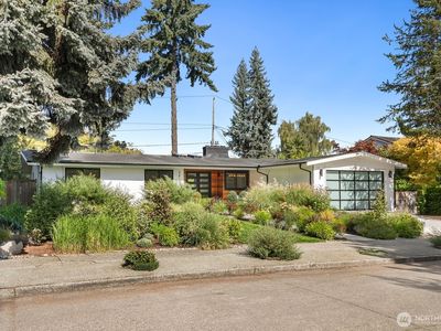 3812 E Crockett Street