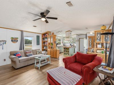 375 Whispering Oaks Ln