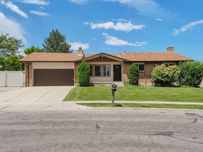 2152 W Carriage Ave
