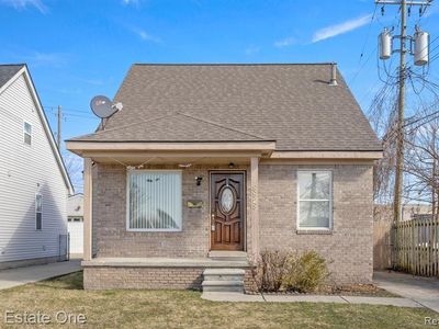 8828 Woodbine