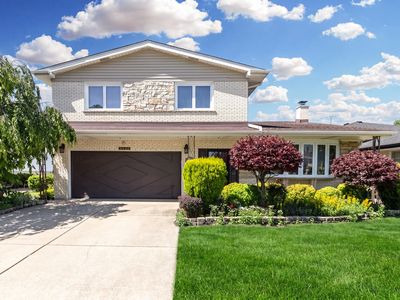 Property at 8432 W Amelia Dr, Niles, IL