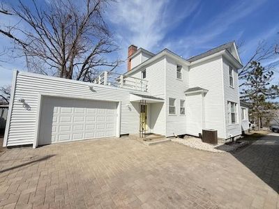 609 Lake Blvd NE