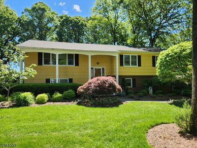Property at 10 Lyncrest Dr, Paramus, NJ