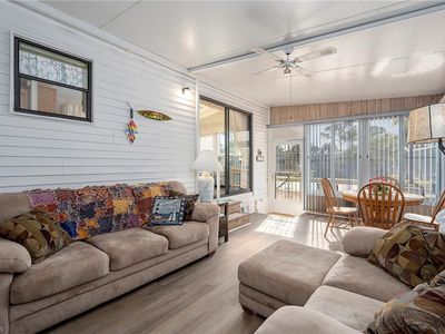 10 Fountain View Blvd