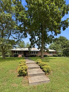401 E Petty Ln