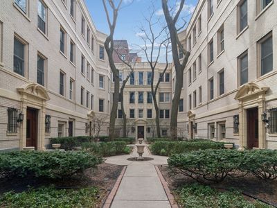 435 W Aldine Ave #17