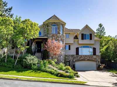 702 S Woodbriar Way
