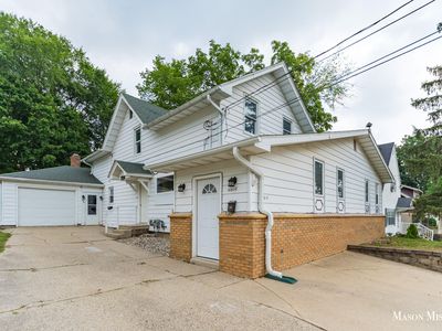 636 Hackett St