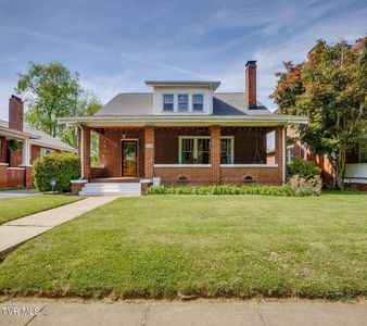 812 W Maple St