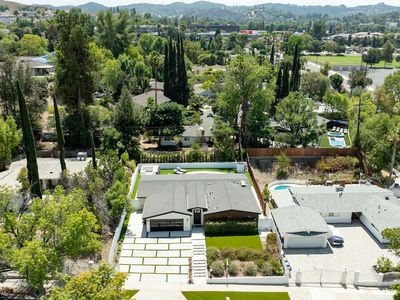 20748 Burbank Blvd