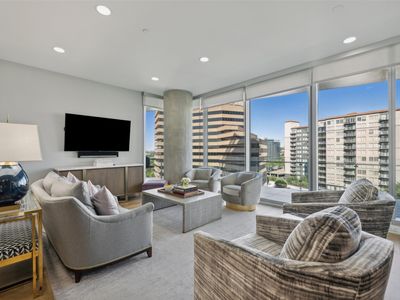 3130 N Harwood St APT 905