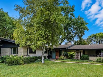 6879 North Lake DRIVE