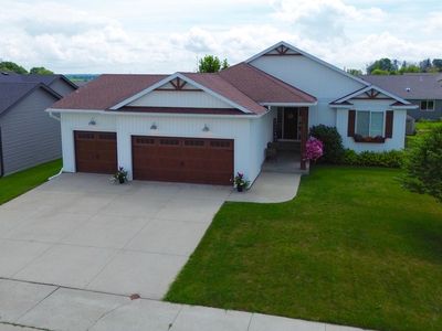 893 Towne Dr NE