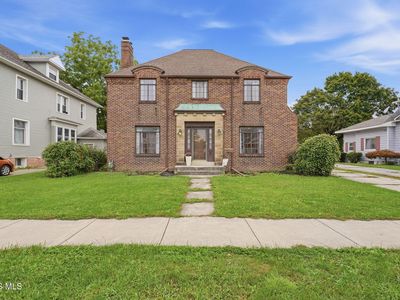 733 N Main St