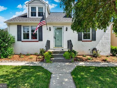 11 W 8th St