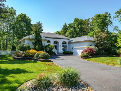 11 Holly Knoll Dr