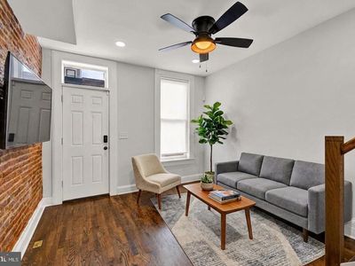 2 W Barney St