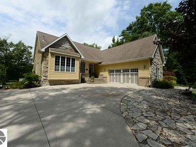 7021 Lakewood Dr